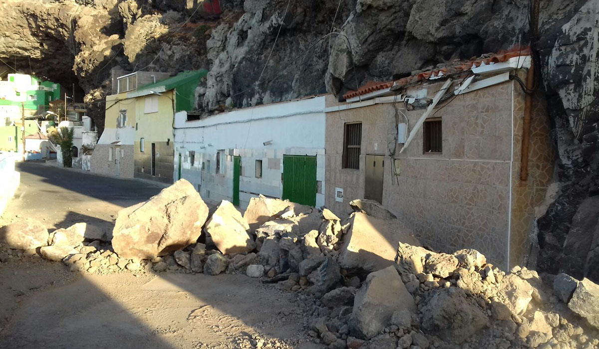 Las grandes rocas cayeron sobre la carretera y afectaron a la fachada de dos viviendas-cueva. Los Jardineros