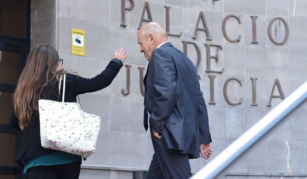 Imagen de Miguel Concepción a la entrada del Palacio de Justicia en Santa Cruz de Tenerife. Fran Pallero