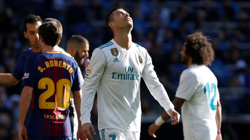 Ronaldo se lamenta durante El Clásico, que se saldó con victoria azulgrana. / EE