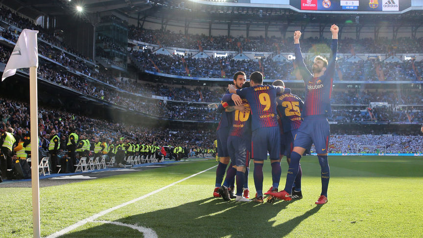 Los jugadores celebran uno de los goles anotados hoy en el Bernabéu. / EE