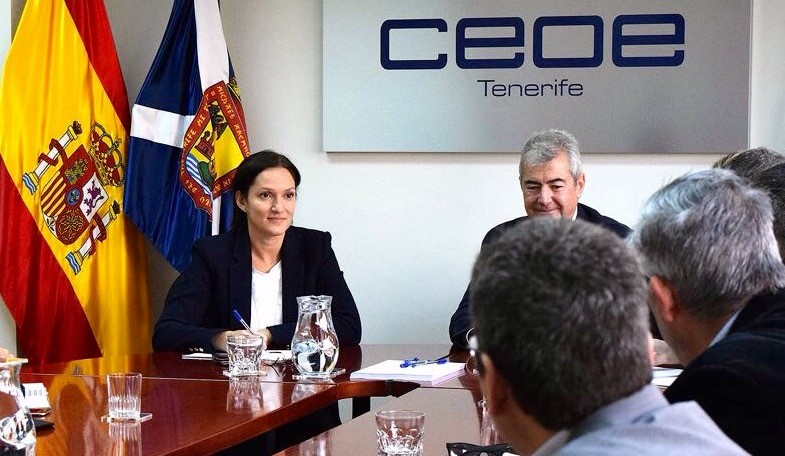 Zaida González junto a Abbas Moujir y otros miembros de CEOE-Tenerife | DA
