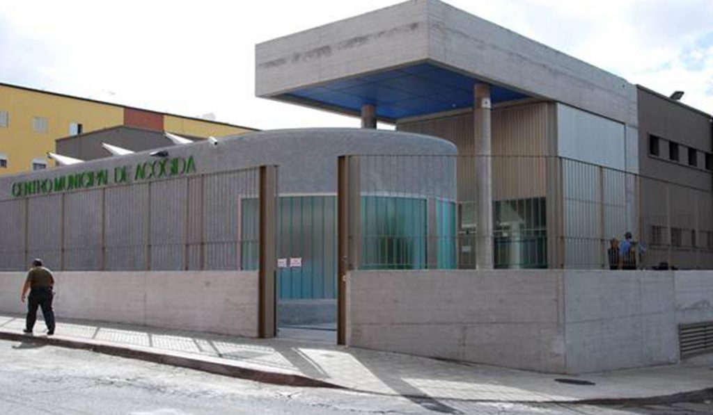Fachada del centro municipal de acogida de la capital tinerfeña, conocido popularmemte como el albergue. DA