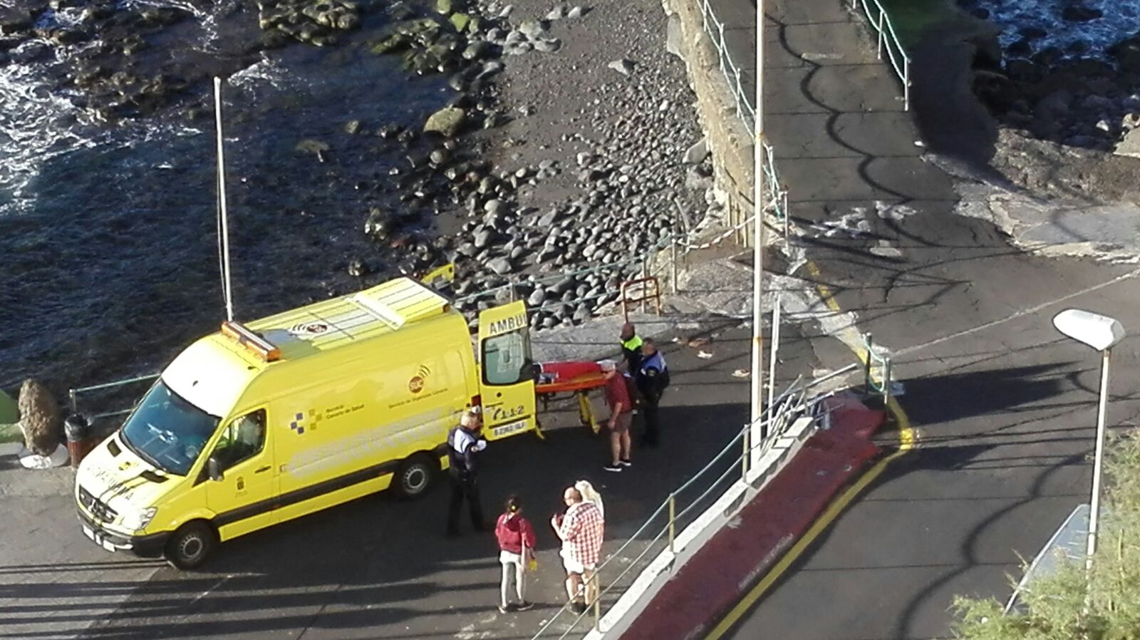 Los servicios de emergencias, atendiendo a la mujer accidentada. / DA