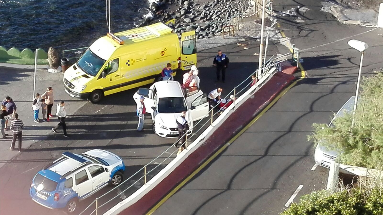 La ambulancia atiende a la afectada en el lugar de los hechos. / DA