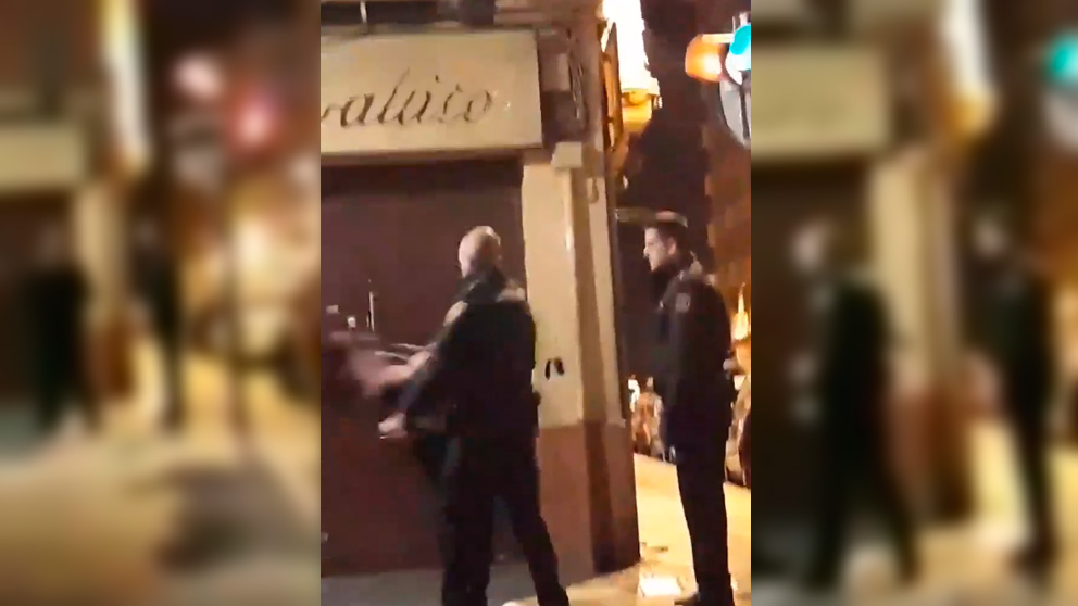 Brutal agresión de un policía a una mujer