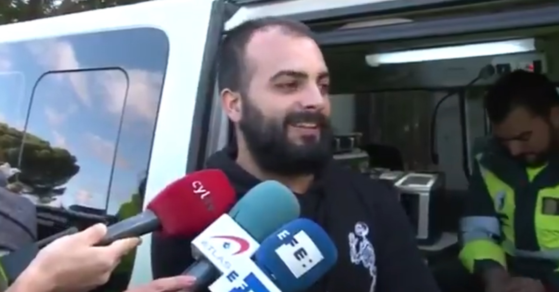 El joven, mientras el agente, detrás, procesa la muestra. / TWITTER