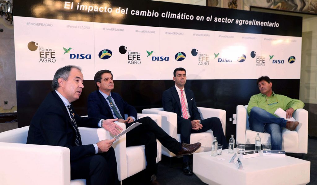 Rodríguez (izq.) moderó el debate entre Martín, Rull y Hernández, que analizaron las consecuencias del cambio climático. DA
