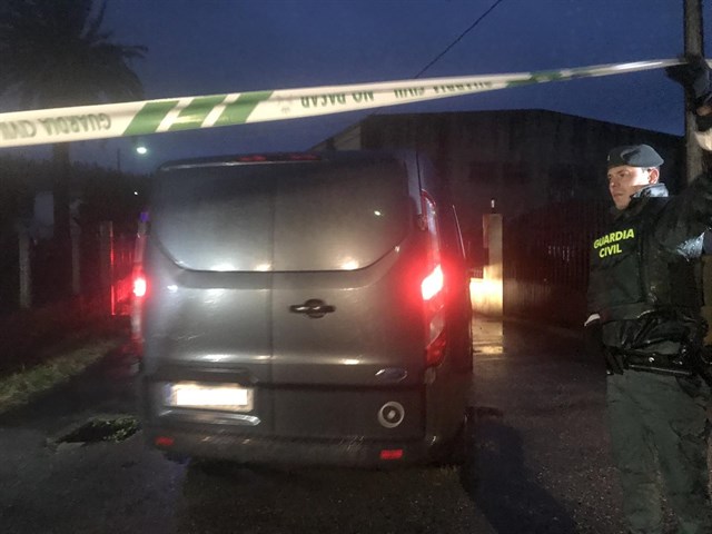 La Guardia Civil, en la nave industrial./ EP