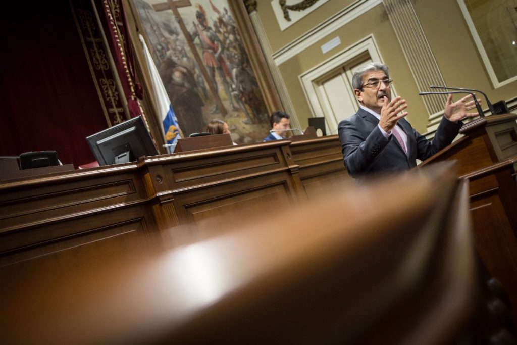 El presidente de Nueva Canarias y portavoz parlamentario, Román Rodríguez, durante un pleno. Andrés Gutiérrez