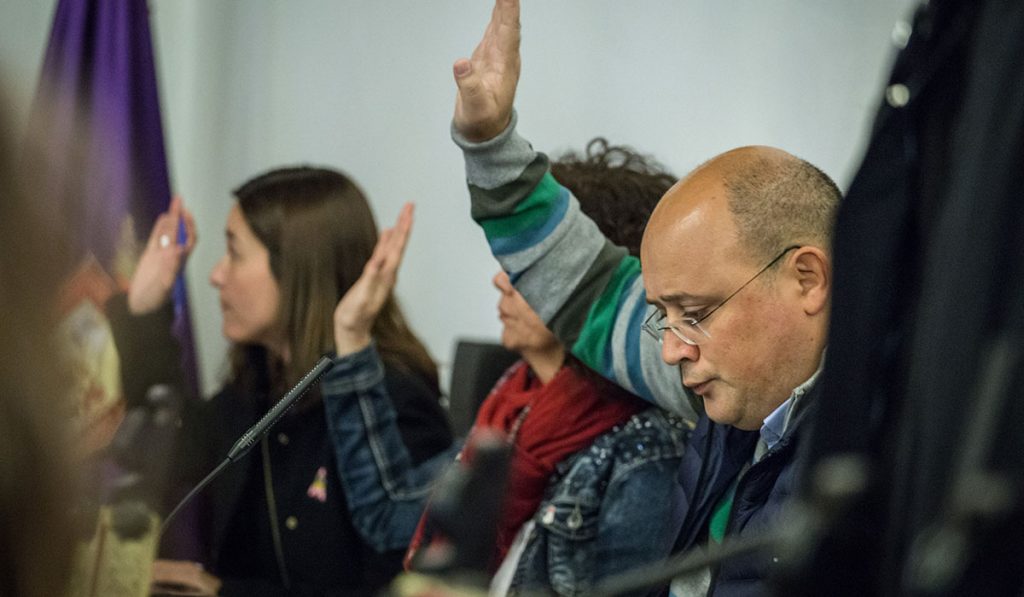 Zebenzuí González vota junto a sus compañeras Mónica Martín y María José Castañeda, ayer en el pleno municipal. Andrés Gutiérrez
