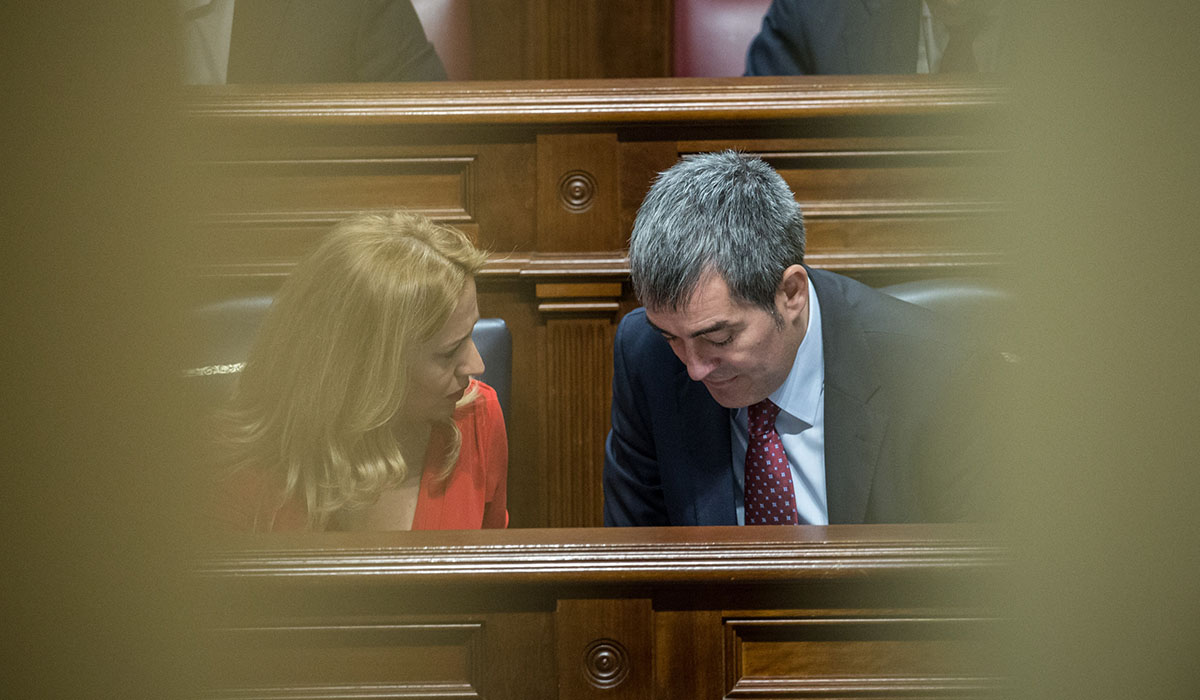 La consejera de Hacienda, Rosa Dávila, y el presidente del Gobierno, Fernando Clavijo, ayer en el pleno del Parlamento. Andrés Gutiérrez
