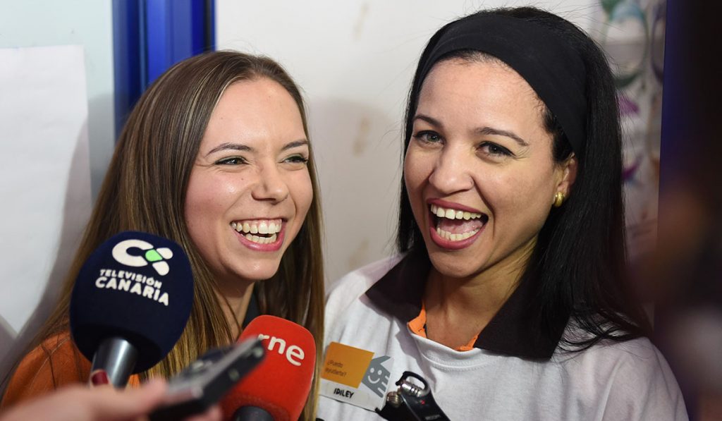 Idiley (der.) y Saira, vendedoras del receptor de loterías de la gasolinera del kilómetro 54 de la TF-1. Sergio Méndez