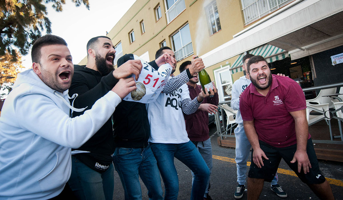 Los amigos se juntaron en el local donde compraron el billete para celebrarlo junto con su dueño. Fran Pallero