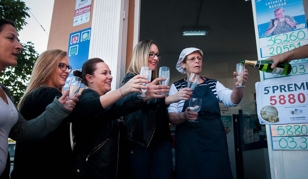 Familiares, vecinos y comerciantes cercanos quisieron compartir ayer un brindis en la administración El Perón, ubicada en la Cruz Santa, que vendió 16 décimos del quinto premio. Fran Pallero
