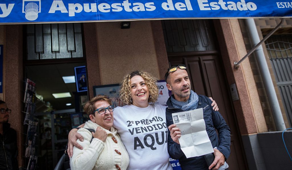 Candelaria Arvelo, junto a los dos agraciados, Rita Rodríguez y Alexis, en San Benito. Andrés Gutiérrez