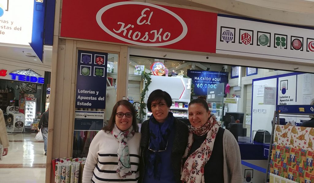 Margarita Martínez (centro), junto a sus empleadas en el despacho receptor El Kiosko, en el CC Alcampo La Laguna. DA