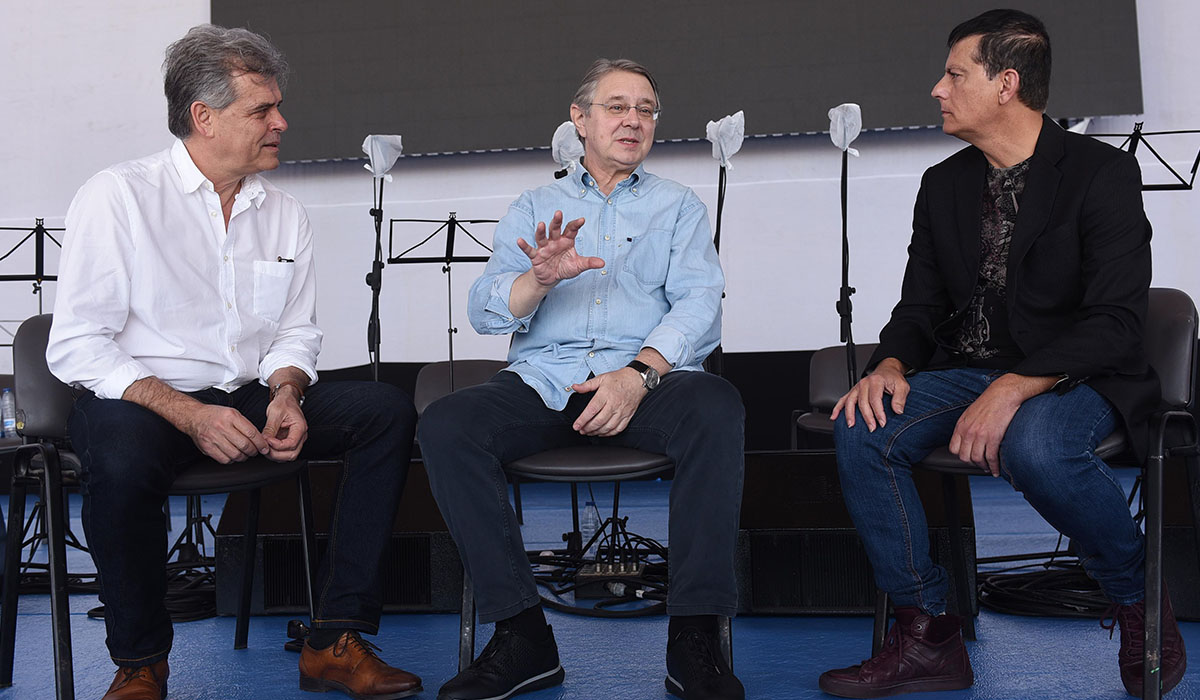 Emilio Coello, Víctor Pablo Pérez y Benito Cabrera analizaron ayer in situ para el diario La leyenda de Gara y Jonay, que protagonizará mañana el Concierto de Navidad de Puertos de Tenerife. Sergio Méndez