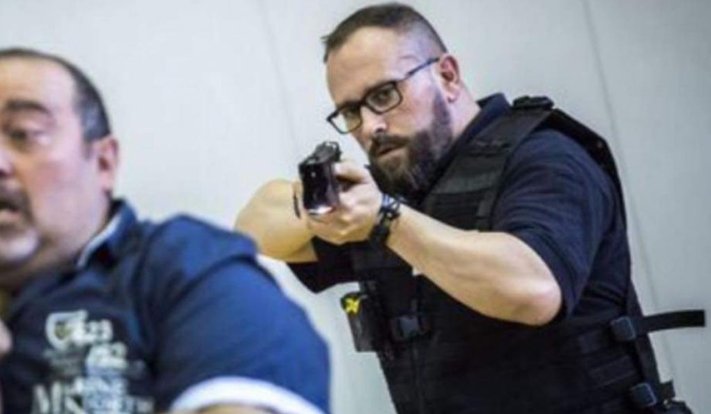 El experto Sebastián Serrate, durante un ejercicio simulado con la táser. DA