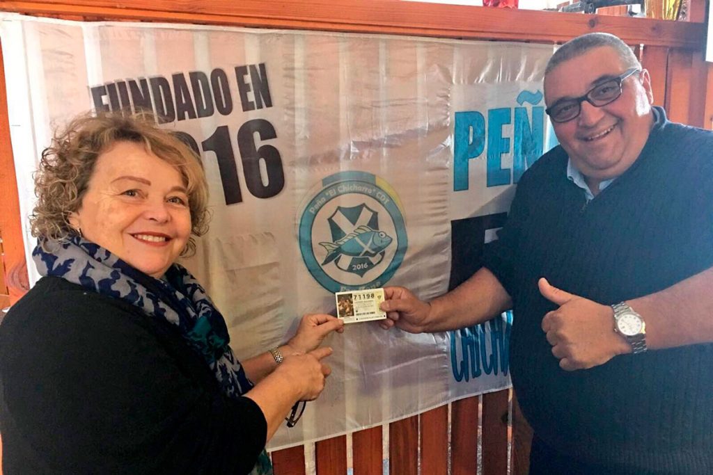 Un grupo de seguidores del CD Tenerife, agraciado con el 'Gordo' comprado en Lugo