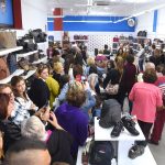 Varias mujeres esperan para saludar a Belén Esteban en Güímar. / FOTO: Sergio Méndez