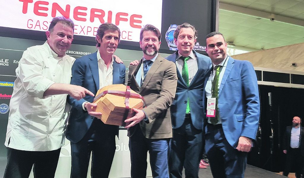 Javier Moro, segundo por la izquierda, recibe el kilo de papas negras yema de huevo de manos del presidente del Cabildo, Carlos Alonso / José Luis Conde