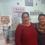 Marisa Alonso (dcha.), adminstradora del receptor de la calle Jorge Manrique en Santa Cruz de Tenerife y junto a su empleada. NT