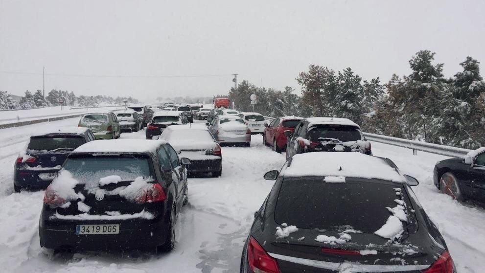 Coches atrapados en la AP-6 por el temporal de nieve. / EP