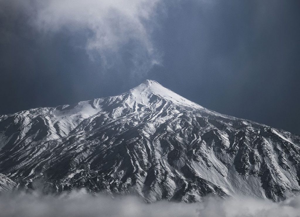 Teide nevado. / Roberto Rodríguez (@lacamaraderoberto)