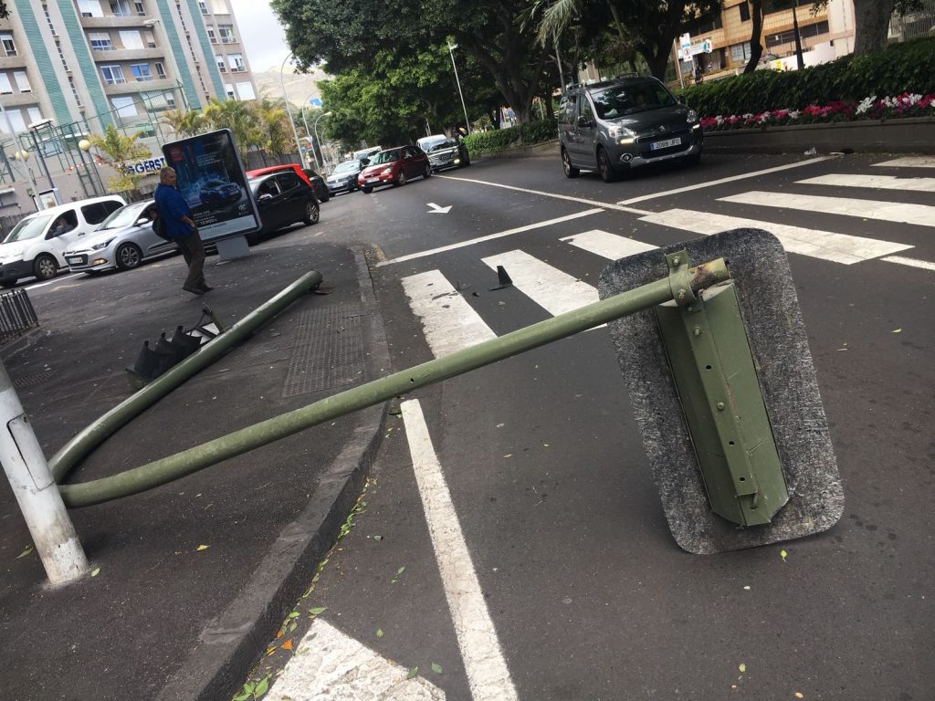 Semáforo caído en la Rambla. / FOTO: Fran Pallero