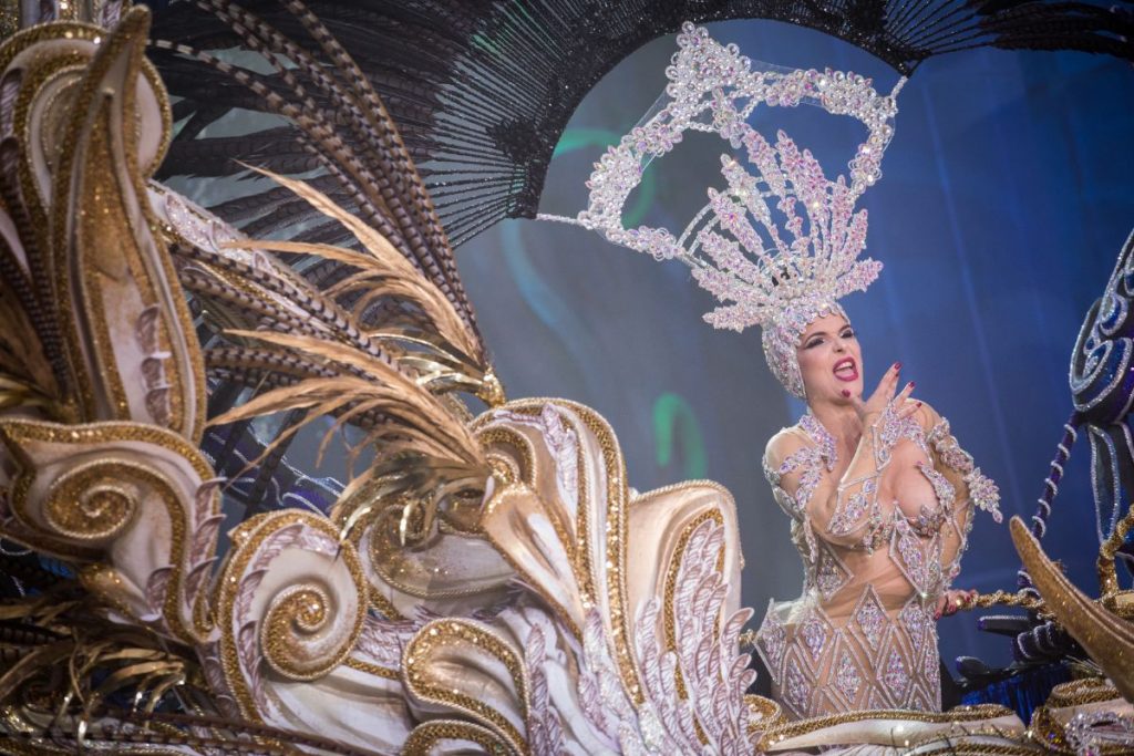 La candidata Saida Prieto, durante uno de los momentos de su paso por el escenario del Recinto Ferial. A. G.