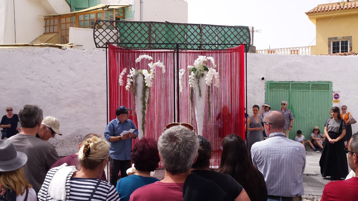 Una veintena de trabajos de diferentes artistas locales y peninsulares se muestran por las calles del casco isorano, en las que también hay escenificaciones de música, teatro y poesía. J. C. M.