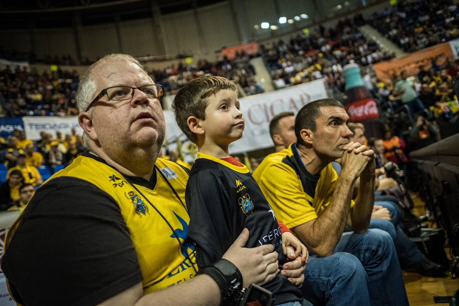 Xavi, Arnau y Arturo, de izquierda a derecha, durante el encuentro de los aurinegros con el UCAM Murcia de la Champions League. Andrés Gutiérrez