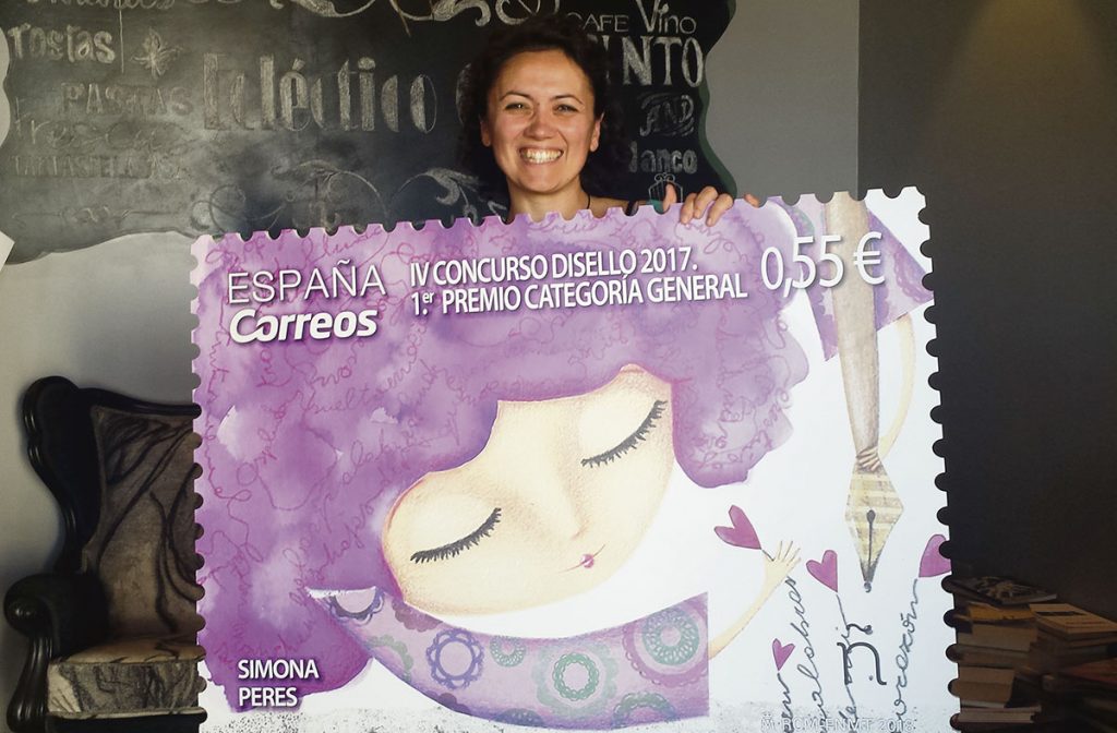 Simona Peres muestra el sello, en gran formato, con el que ganó el concurso nacional de diseño convocado por Correos. J. C. M.