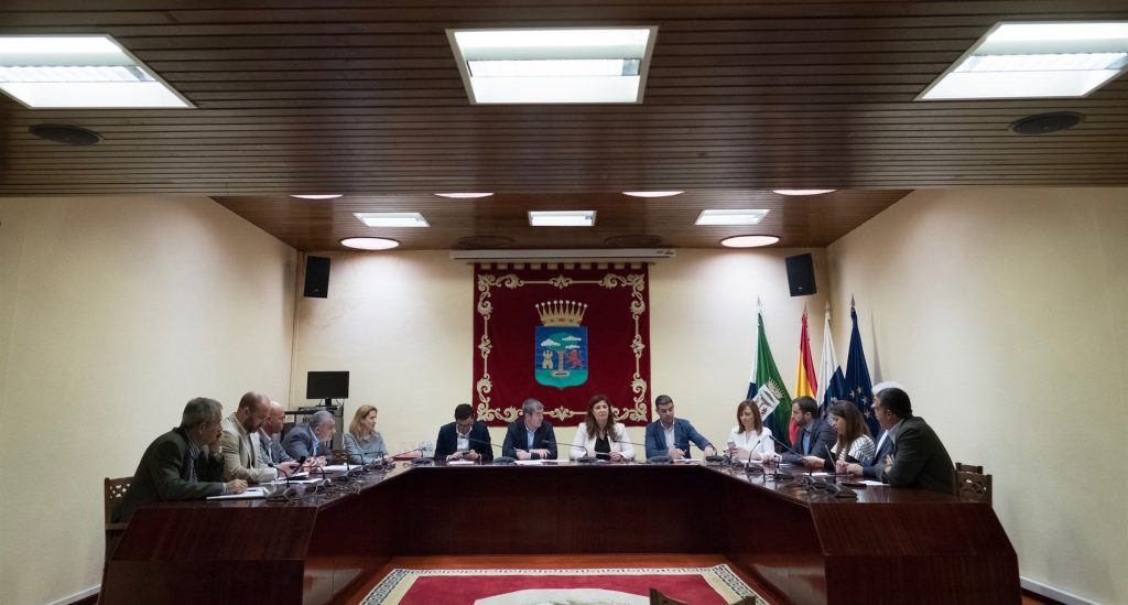 Firma de la transferencia de fondos del Fdcan en el Cabildo de El Hierro. | EP