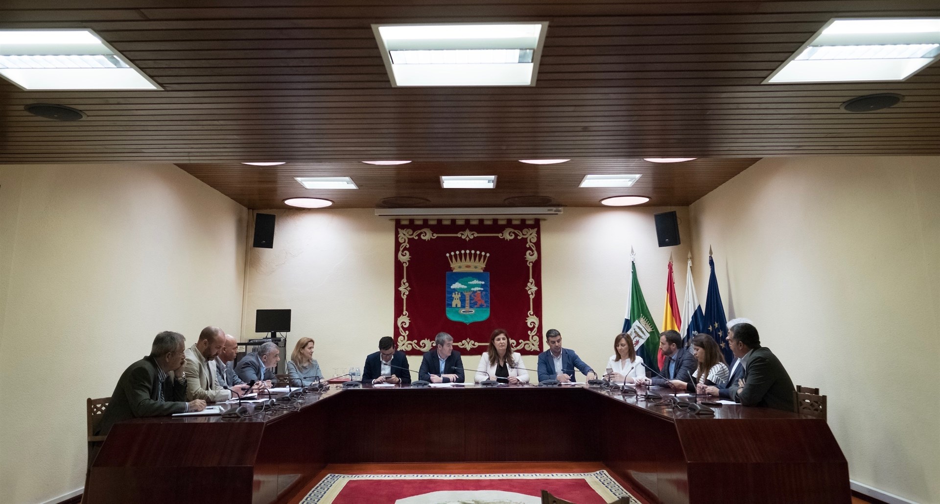 Firma de la transferencia de fondos del Fdcan en el Cabildo de El Hierro. | EP