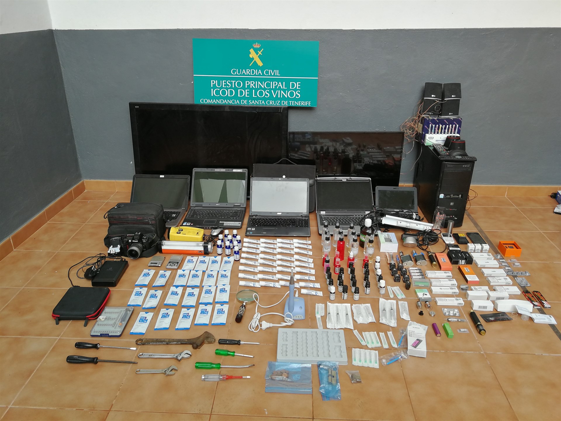 Objetos incautados a los detenidos. / EP