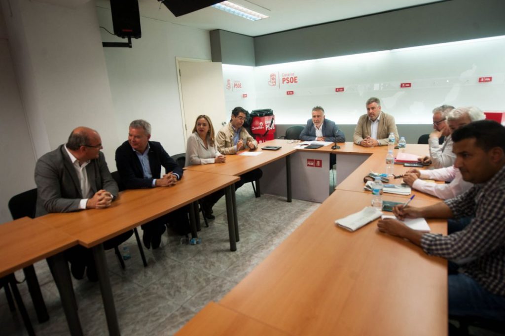 El secretario regional del PSC-PSOE, Ángel Víctor Torres, se reunió ayer con sus colegas insulares en Santa Cruz de Tenerife. Fran Pallero