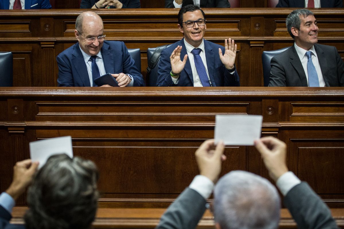 Diputados del PSOE muestran al Gobierno sus papeletas en la votación para la renovación del Consejo Rector de RTVC. Andrés Gutiérrez
