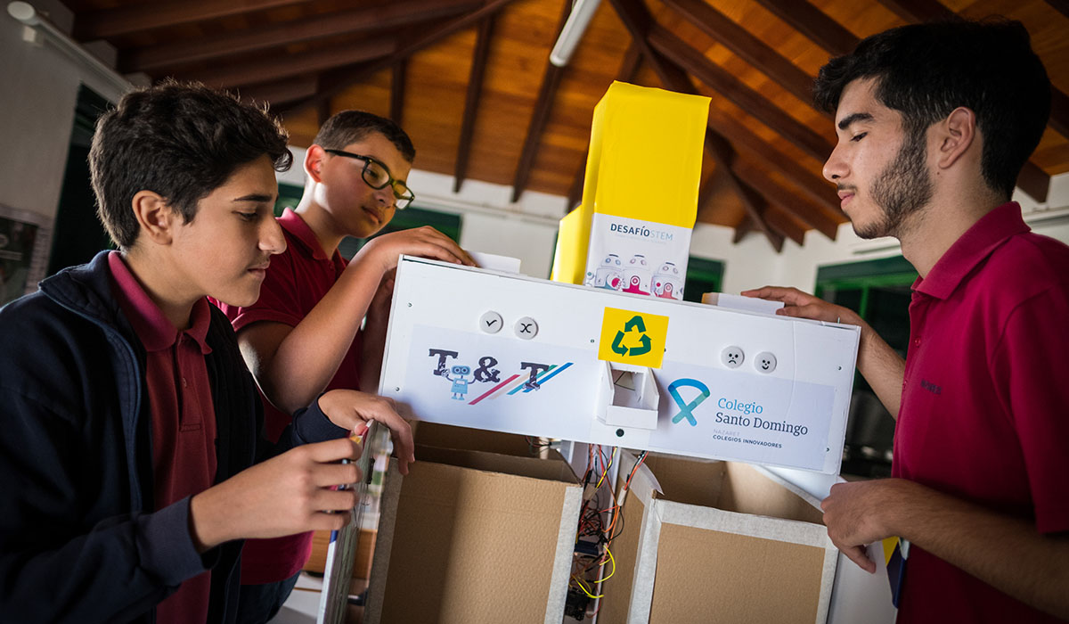 La máquina clasifica residuos e          informa de errores o aciertos. Andrés Gutiérrez