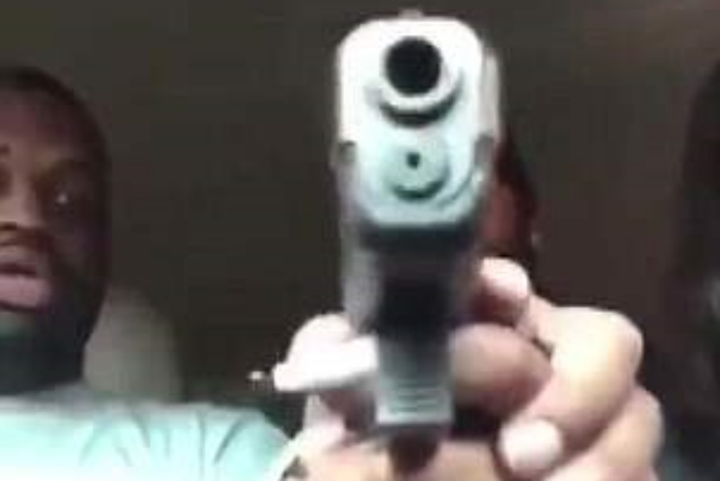La víctima, momentos antes del disparo. / DAILY MAIL