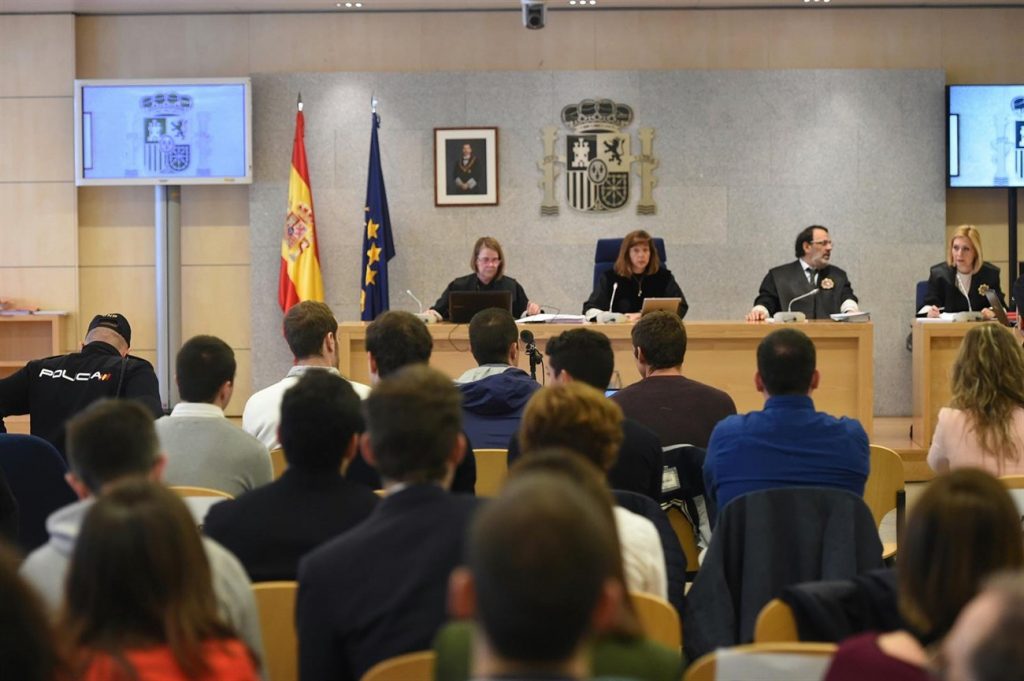 La Audiencia Nacional acoge el juicio contra los ocho acusados de la agresión a dos guardias civiles y sus novias en Alsasua en octubre de 2006. | EP