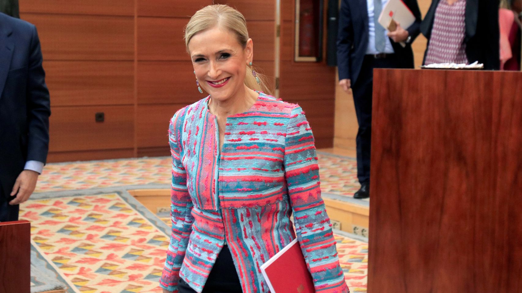 Cifuentes, a su llegada a la Asamblea de Madrid para explicar las irregularidades sobre su máster. / EE