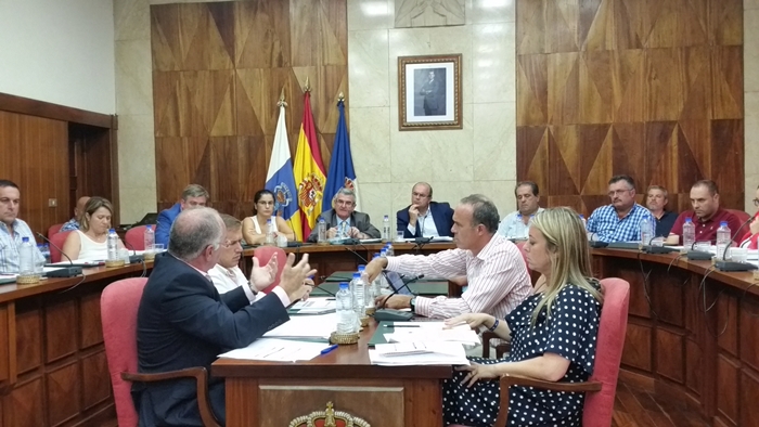 Carlos Cabrera, del PP, no se queda tranquilo con las explicaciones de Anselmo Pestana frente a la petición de prórrogar para justificar las inversiones. | DA