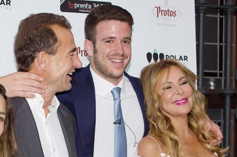 Ana Obregón, con su hijo Álex y el conde Lequio. / EP