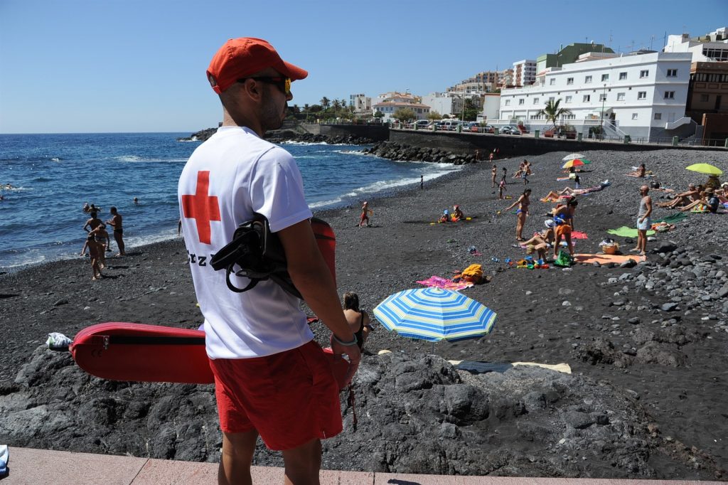 Un socorrista en una playa canaria. / EP