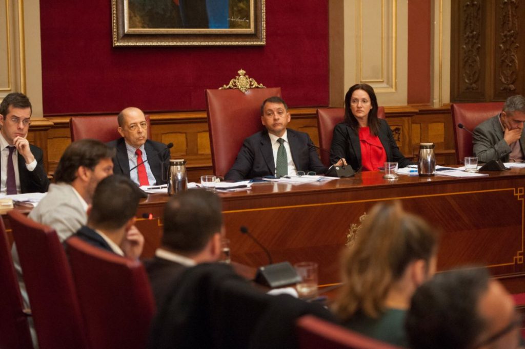 Pleno ordinario del Ayuntamiento de Santa Cruz de Tenerife celebrado este lunes. | Foto: Fran Pallero