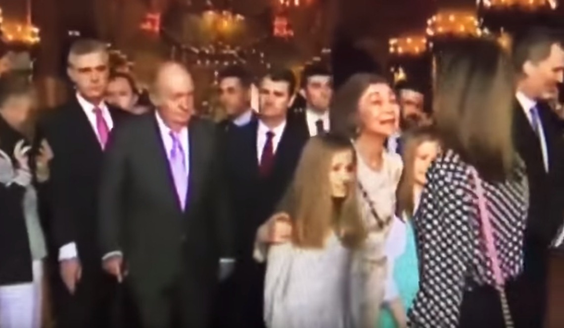 La Reina Sofía y Letizia, en el posado frustrado. / YOUTUBE