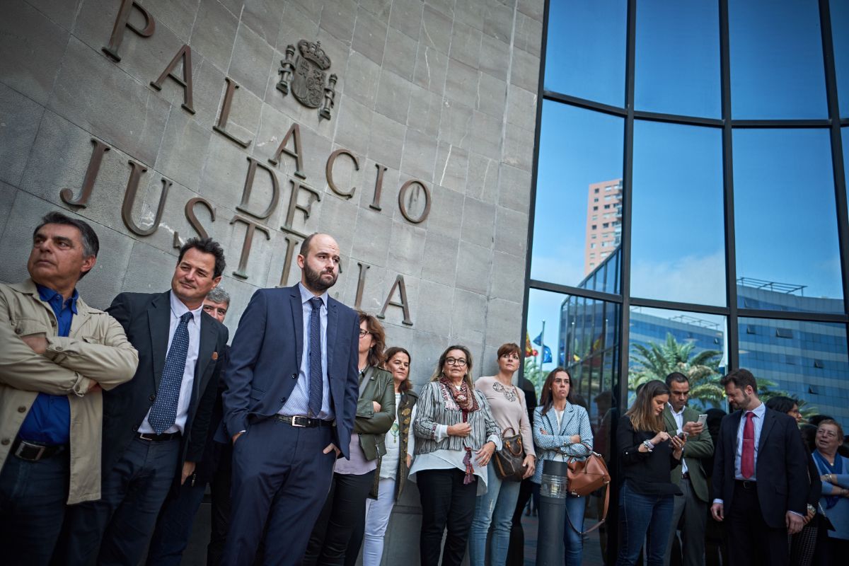 Concentración de jueces y fiscales en Santa Cruz de Tenerife. / ANDRÉS GUTIÉRREZ