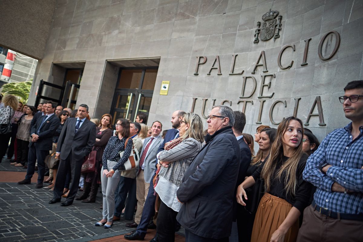 Concentración de jueces y fiscales en Santa Cruz de Tenerife. / ANDRÉS GUTIÉRREZ
