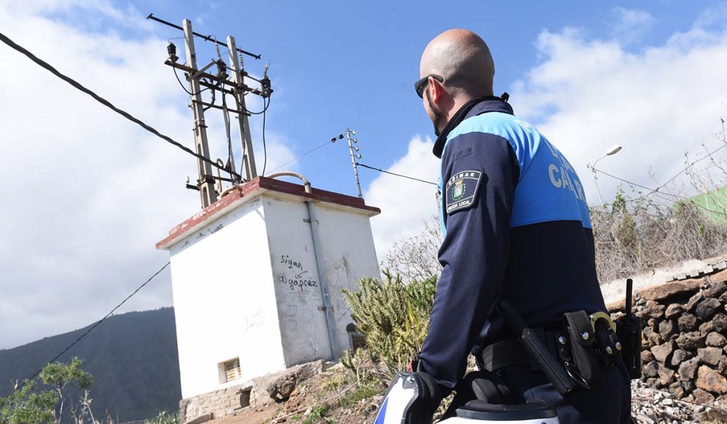 Rubén Henríquez, junto al torreón de luz donde salvó al joven. S. M.